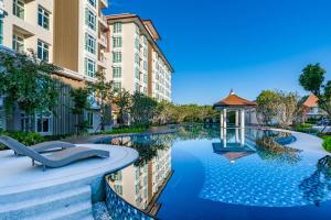 una piscina con gazebo e edifici di Harmony Resort Hotel a Chiang Mai