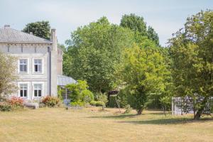 an old house with a garden in front of it at Haffgeflüster Roggow in Rerik
