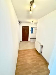 a hallway of an empty room with a refrigerator at Medias Apartament in Mediaş