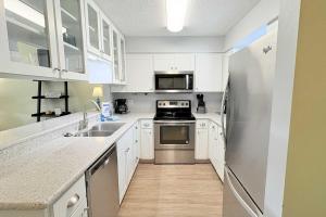 Kuchyň nebo kuchyňský kout v ubytování Bayview 23 condo
