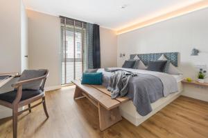 Un dormitorio con una cama, un escritorio y una silla. en Ferienwohnung LangeBank mit Hafenblick, App 1, Olpenitz, en Olpenitzdorf