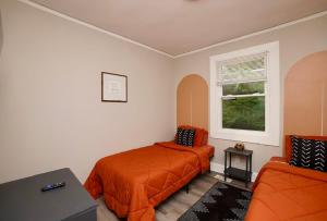 Voodi või voodid majutusasutuse Stylish Bungalow Near Fort Benning toas