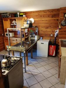 Кухня или мини-кухня в La Ferme de la Tour
 +18 фотографий