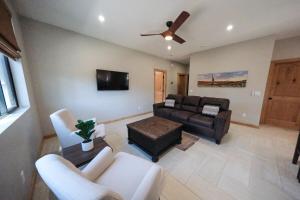 Del NorteにあるModern Home on Rio Grande Riverのソファと天井ファンのあるリビングルーム