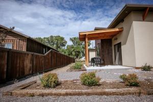 Del NorteにあるModern Home on Rio Grande Riverの木製の塀のある家の中庭