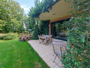 Fleurs des Champs في Saint-Germain-le-Fouilloux: فناء مع طاولة وكراسي في ساحة +30 صورة