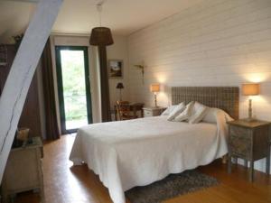 Fleurs des Champs في Saint-Germain-le-Fouilloux: غرفة نوم بسرير ابيض ودرج