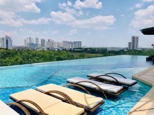 Bazén v ubytování The Sun Avenue - Riverside Apartment nebo v jeho okolí