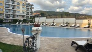 una piscina con sedie a sdraio e un hotel di 2-Bedroom Apartment in Villa Florence Boutique ApartHotel a Sveti Vlas
