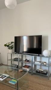Thérissosにある3 Gracesのエンターテイメントセンター(薄型テレビ付)