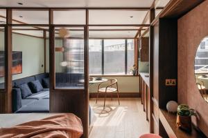 una stanza con un letto, un divano e un tavolo di Locke at Postbyen a Copenaghen