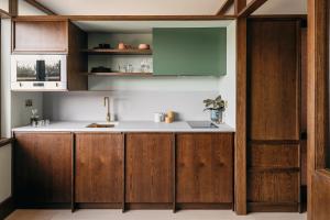 una cucina con mobili in legno e un lavello di Locke at Postbyen a Copenaghen Altre 16 foto