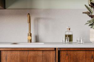 una bottiglia di olio d'oliva appoggiata sul bancone della cucina di Locke at Postbyen a Copenaghen