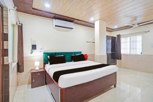 a bedroom with a large bed in a room at Super OYO Hotel O Varanasi Banaras Junction Formerly Girija Palace in Varanasi