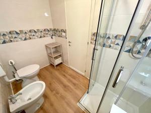 a bathroom with a toilet and a shower at Bright studio only 320mt from the sea in Porto Santa Margherita di Caorle +13 photos