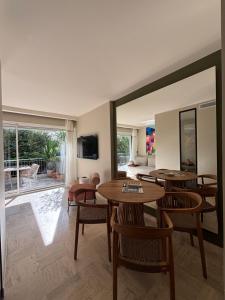 een eetkamer met tafels en stoelen en een patio bij Palm Beach front de mer in Cannes
