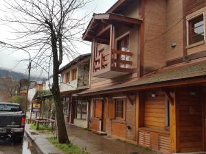 a building with a balcony on the side of it at Departamento Elordi in San Martín de los Andes