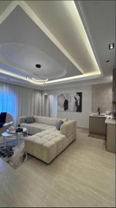 a living room with a couch and a table at شقة الزهراء بحى الزهراء in Jeddah