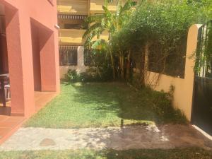 a garden in the side of a building at Apartamento Atlanterra Bajo in Zahara de los Atunes