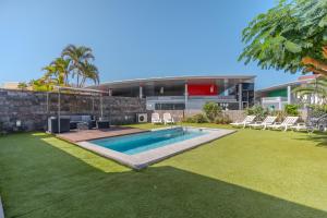 una casa con piscina in giardino di Villa Playa del Duque, Costa Adeje by Paramount Holidays ad Adeje