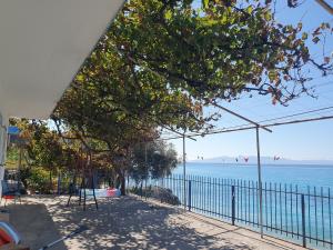 una vista del océano desde un balcón en Sea View, en Borsh