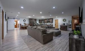 Χώρος καθιστικού στο Little Buck Camp - Pet Friendly Game Room