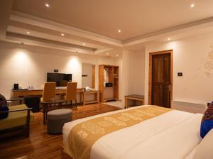 Un dormitorio con una cama y un escritorio y una cocina. en Nangter Retreat, en Paro