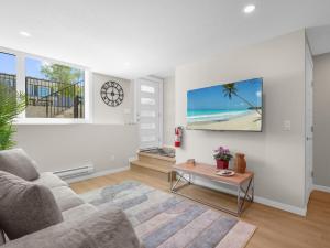 Μια τηλεόραση ή/και κέντρο ψυχαγωγίας στο Exquisite 1-Bdr Condo Apt +16 φωτογραφίες