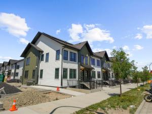 YYCにあるExquisite 1-Bdr Condo Aptの市通りの家並み