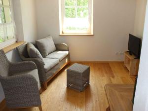 ein Wohnzimmer mit einem Sofa und einem TV in der Unterkunft Haus am Bach in Steinach