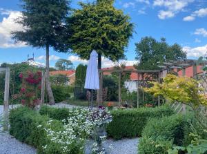 Photo de la galerie de l'établissement B&B Österlens RosenTrädgård, à Glemmingebro 68 autres photos