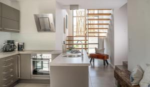 una cocina con encimera y fregadero. en Ferienhaus "Gartenhaus mit Dachterrasse", en Burg auf Fehmarn