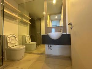ein Badezimmer mit Waschbecken und Toilette und Waschbecken in der Unterkunft Unixx Sea view Holiday Hotel in Pattaya South + 34 Fotos