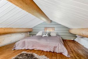 ein Schlafzimmer mit einem Bett auf einem Dachboden in der Unterkunft Family-Friendly Log Cabin With Panoramic View in Østby