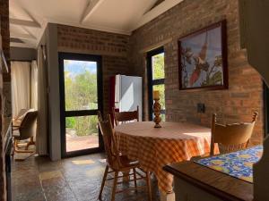 ein Esszimmer mit Tisch und Kühlschrank in der Unterkunft Rosetta River Retreat in Mooirivier + 66 Fotos