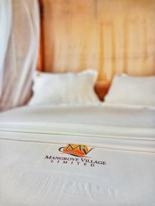 Postel nebo postele na pokoji v ubytování Mangrove Village Resort