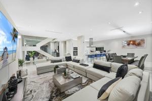 un soggiorno con un divano e un tavolo di Villa Costa a Hollywood