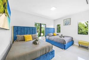 due letti in una camera da letto con testiere blu di Villa Costa a Hollywood Altre 42 foto