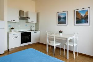 Kuchyň nebo kuchyňský kout v ubytování Vulcanello Sea View Apartment