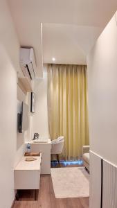 - une petite salle de bains blanche avec lavabo et canapé dans l'établissement House of Magical Escapes Luxury Stays, à Dhankot