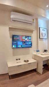 une salle d'hôpital avec une télévision murale dans l'établissement House of Magical Escapes Luxury Stays, à Dhankot