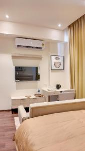 une chambre d'hôtel avec un lit et une télévision dans l'établissement House of Magical Escapes Luxury Stays, à Dhankot