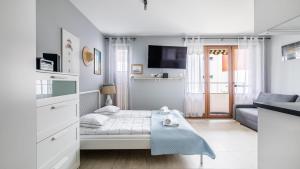 En eller flere senge i et værelse på BALTIC PARK A Apartamenty PIAMOLA