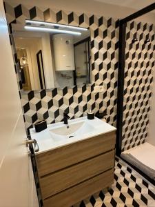 a bathroom with a sink and a mirror at Apartamentos La Pinilla in La Pinilla