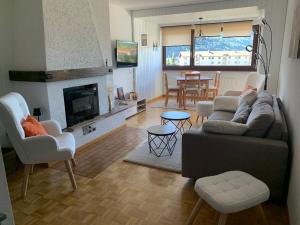 a living room with a couch and a fireplace at Appartement de charme rénové in Charmey