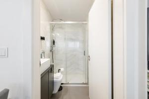 Et badeværelse på GuestReady – Canal charm & city comfort