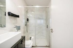 Et badeværelse på GuestReady – Canal charm & city comfort