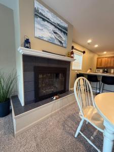 een woonkamer met een open haard met een tafel en een stoel bij Slice Of Paradise in Gravois Mills