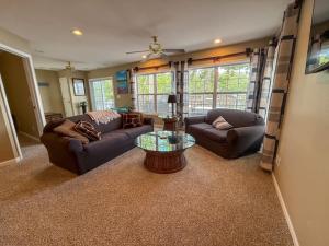 een woonkamer met twee banken en een tafel bij Slice Of Paradise in Gravois Mills