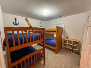 een slaapkamer met twee stapelbedden in een kamer bij Slice Of Paradise in Gravois Mills